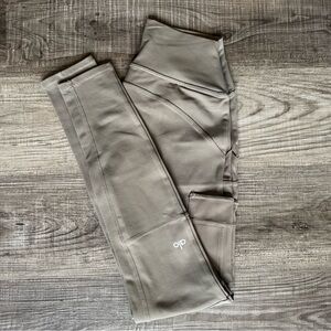 Alo Yoga High-Waist Cargo Leggings in Taupe Size M